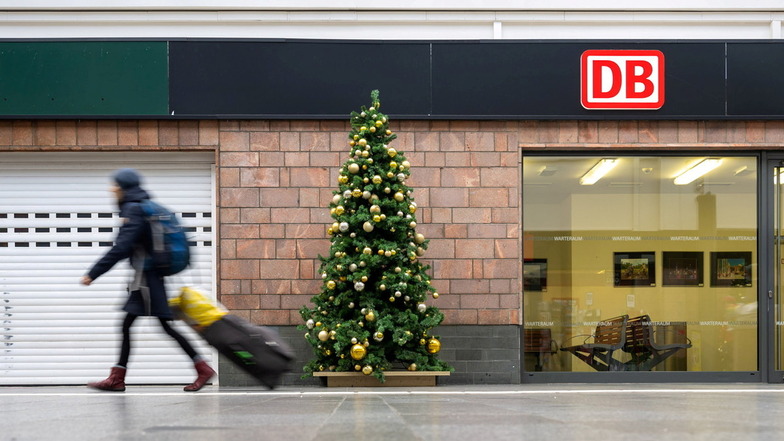 Ein unbeleuchteter Weihnachtsbaum steht im Hauptbahnhof Chemnitz. Um Energie einzusparen verzichtet die Deutsche Bahn unter anderem auf die Weihnachtsbeleuchtung.
