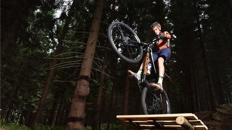 Was für ein Stunt: Mountainbiker Janik Kroßack zeigt filmreif, wie er sein Rad beherrscht.