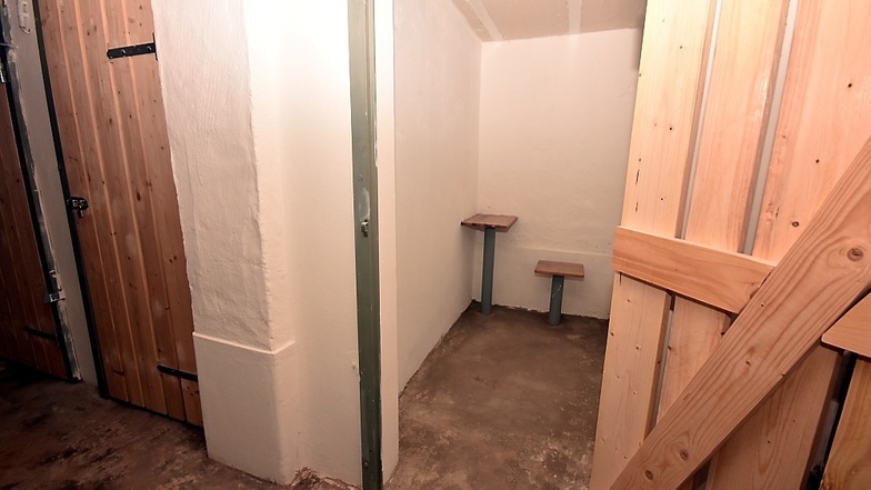 Aus Amtsgerichtszeiten vor 30 Jahren stammen die Zellen samt Einbauten im Keller.
