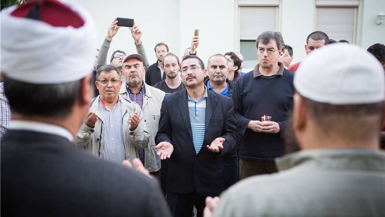 Der 46-jährige Imam Hamza Turan (Mitte) im Gebet mit anderen Muslimen.