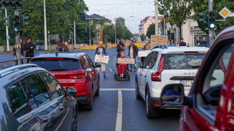 Dreimal je sieben Minuten lang standen die Blockierer vor den Autos. So hatte es das Dresdner Ordnungsamt genehmigt.