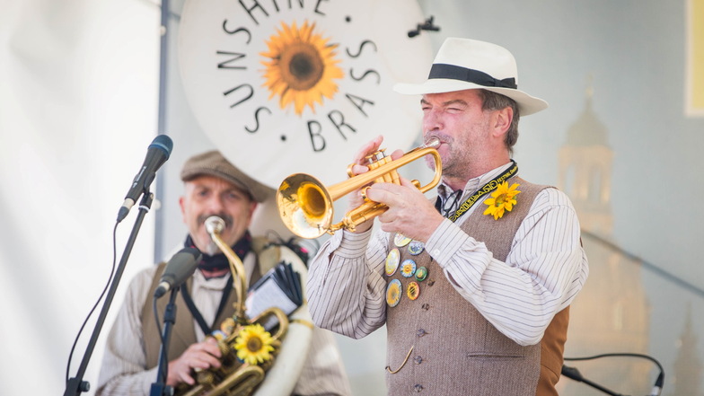 Gute Laune schon am frühen Mittag auf dem Altmarkt: Die Sunshine Brass-Band beim Kleinen Dixielandfestival.