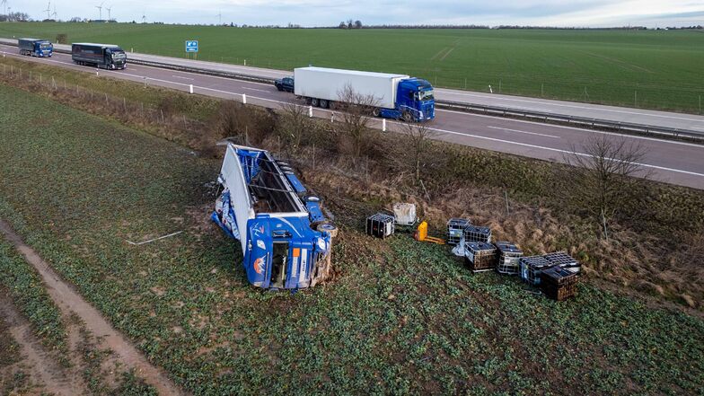 Nach Gefahrgut-Unfall auf A14: Lastwagen soll am Mittwoch geborgen werden