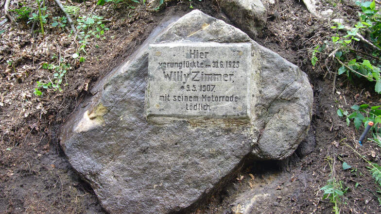 Freigelegt: Eine Steintafel an der Kirnitzschtalstraße erinnert an einen 1929 verunglückten Motorradfahrer.