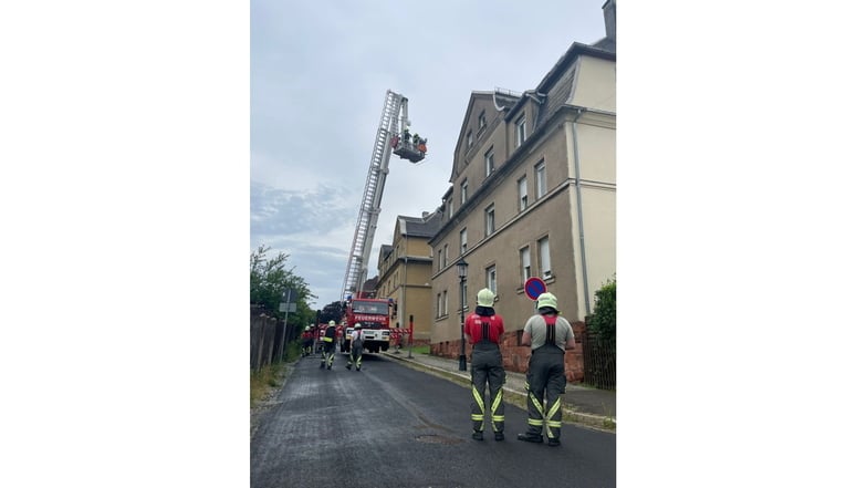 An der Gartenstraße in Hartha  hat    ein Blitz in den Schornstein eingeschlagen.