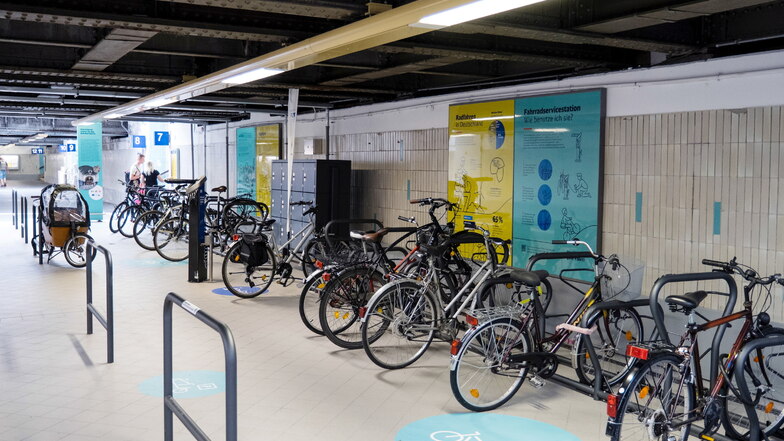 Die 30 Fahrradständer entlang der Wand sind für normale Fahrräder gedacht, die sechs Bügel in der Mitte des Bahnhofstunnels hingegen für Lastenräder.
