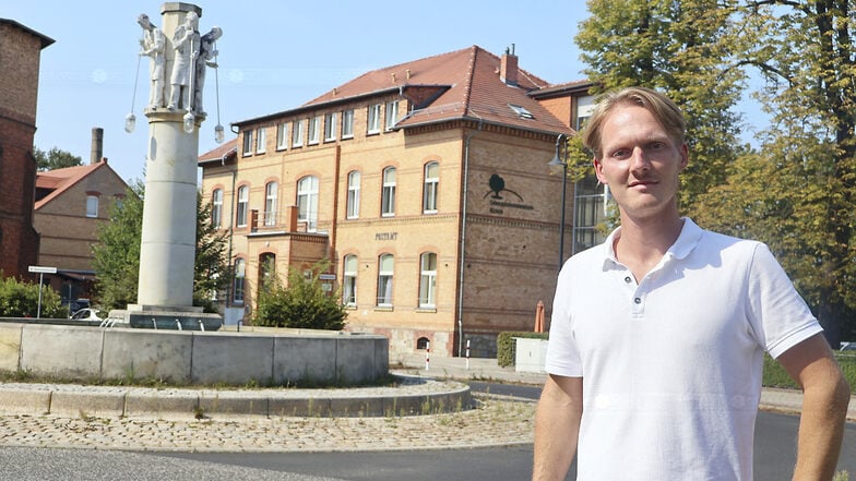 Der Glasmacherbrunnen am Bahnhof hat für den OB-Kandidaten David Kreiselmeier Symbolcharakter. Er ist den Glasarbeitern gewidmet und damit jenen Menschen, die zum Aufstieg von Weißwasser zur Industriestadt beigetragen haben, sagt er.