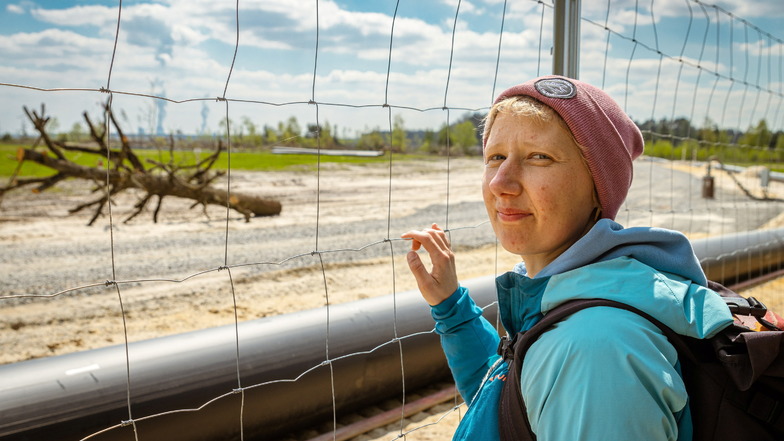 „Uns können sie nichts“: Umweltschützerin Rebekka Schwarzbach verteidigt ein kleines Waldstück nahe Mühlrose gegen das Vorrücken des Tagebaus.