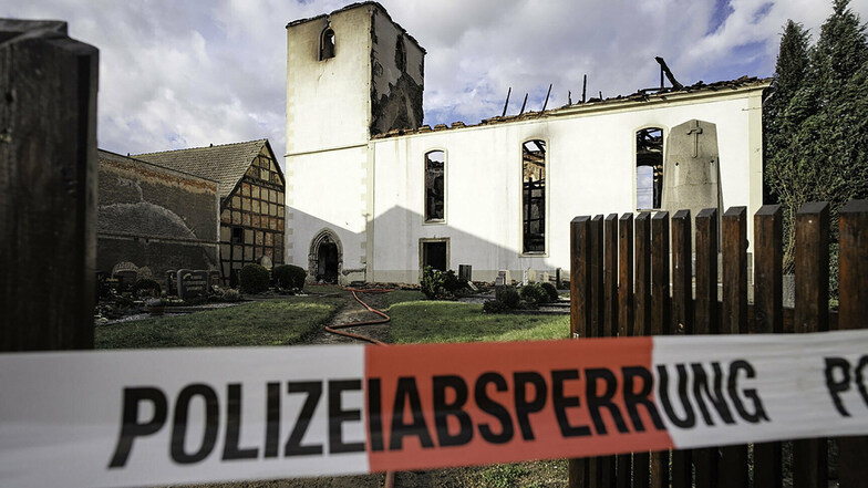 Sechs Millionen Euro Schaden: Die Kirche in Tellschütz (bei Leipzig) nach dem Brand 2015. Jetzt wurde sie mit Hilfe aus Röderau komplettiert.