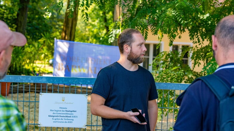 Der Sprecher des Königreichs Deutschland, Marco Ginzel, unterhält sich mit Anwohnern am Schloss Bärwalde im Landkreis Görlitz. Als Eigentümer der Wolfgrüner Schlössschens bei Eibenstock macht er dort gegen die Beschlagnahme des Areals mobil.