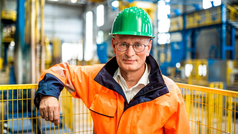 Uwe Reinecke , Werkleiter der Elbe-Stahlwerke in Riesa findet die Idee der Klimaschutzverträge für die Stahlindustrie gut, fordert aber ein europäisches Label für grünen Stahl.