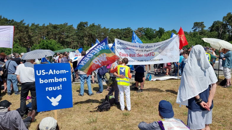 Menschen demonstrieren vor dem Fliegerhorst in Wunstorf gegen das internationale Luftwaffen-Manöver "Air Defender 2023".