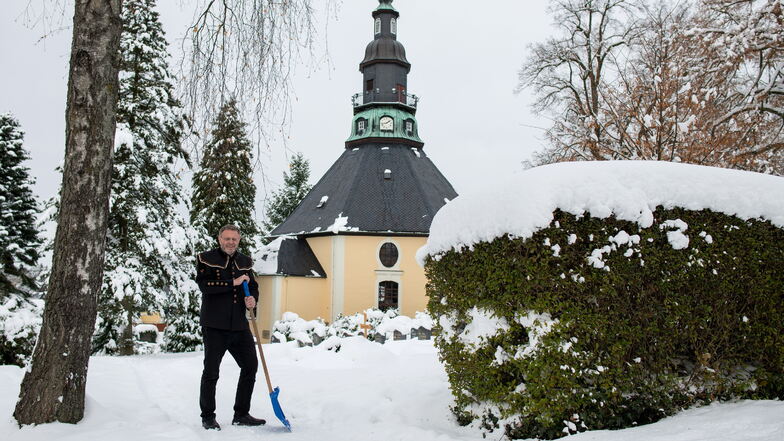 "Wenn man einen Wintertag wie heute erlebt, geht es der Seele einfach besser", sagt Michael Harzer, Pfarrer der Bergkirche in Seiffen. Dort sei die Welt noch ein gutes Stück weit in Ordnung.