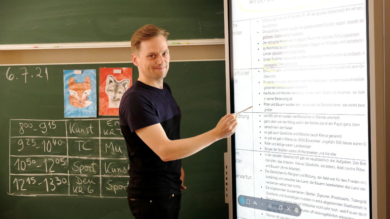 An der Freien Werkschule Meißen hat die grüne Tafel leistungsstarke Konkurrenz bekommen. Deutsch- und Religionslehrer Bastian Rocktäschel zeigt, wie sich der Unterricht dadurch kreativer gestalten lässt.