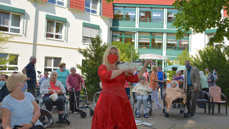 Katrin Wettin erreichte mit ihrem Violinenkonzert für die Volkssolidarität im Rondell des Schlosses in Glaubitz 50 Zuschauer vor Ort und weitere 1.600 im Internet.
