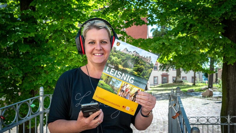 Tourismusmanagerin Sandy Ronniger zeigt die neu gestaltete Imagebroschüre der Stadt Leisnig. Die gibt es nicht nur analog, also gedruckt, sondern zum ersten Mal auch zum Downloaden und mit einem Hörbeitrag.