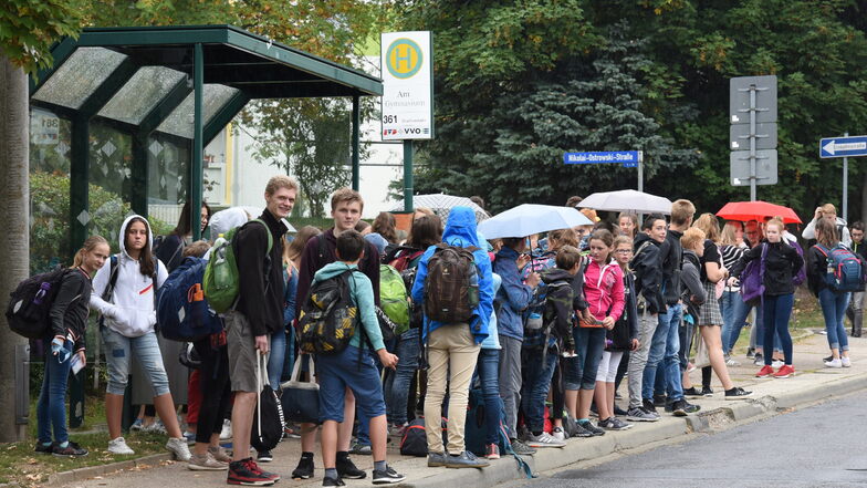 So warten Kinder am Gymnasium in Dippoldiswalde auf den Schulbus. Weil das Wartehäuschen bei weitem nicht genug Wetterschutz bietet, sind sie auf eigene Regenschirme angewiesen.