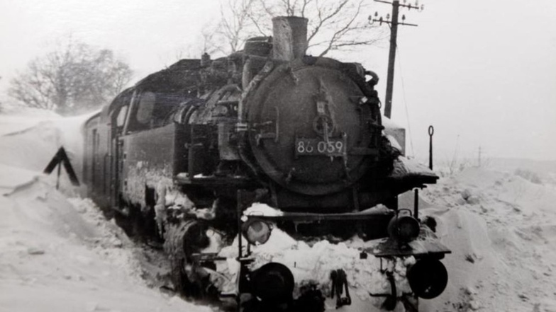 Kein Vorankommen mehr: Anfang 1970 steckte dieser Personenzug bei Stolpen für mehrere Wochen in einer Schneewehe fest.