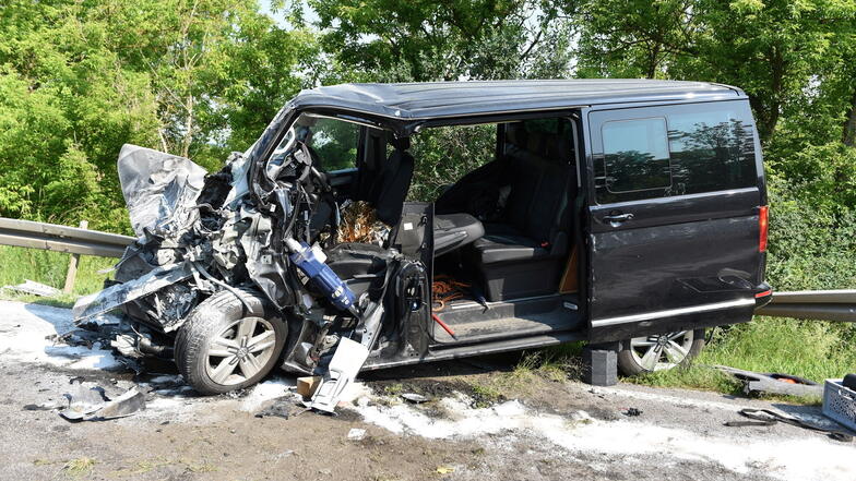 Der Fahrer des VW wurde bei einem Unfall auf der B 169 schwer verletzt.