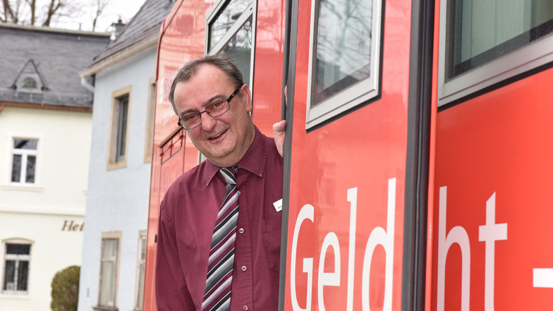 André Voigt ist freitags mit dem Sparkassenmobil in Bärenstein unterwegs.
