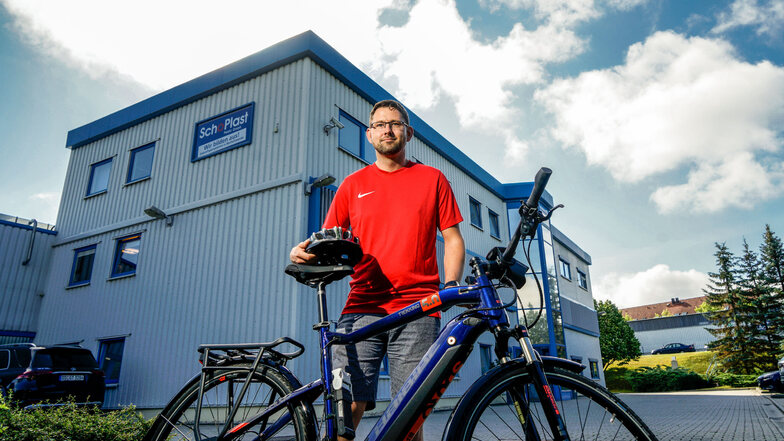 Martin Beyer kommt jetzt oft mit dem E-Bike zur Arbeit nach Bischofswerda, Er profitiert vom Jobrad-Modell, das jetzt auch die Firma Schoplast Plastic ihren Mitarbeitern anbietet.