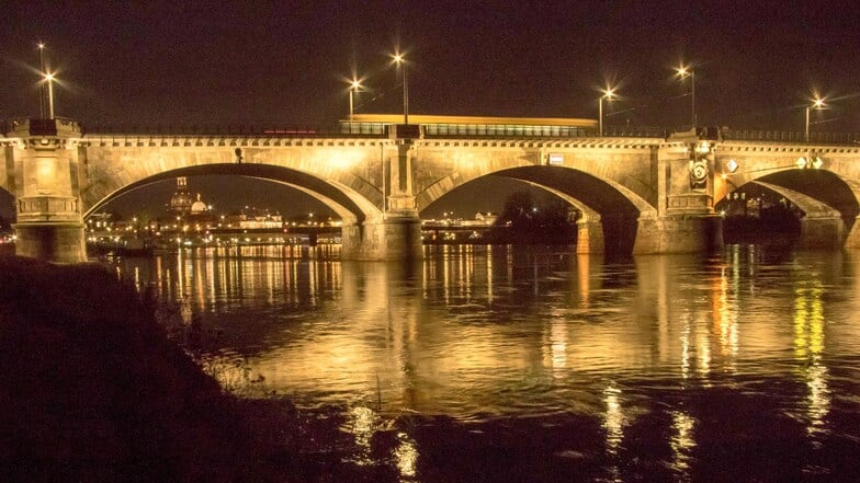 Ein Bild aus Zeiten, in denen noch nicht so stark gespart werden musste. So schön sieht die angestrahlte Albertbrücke im Winterhalbjahr aus. Die LED-Strahler tauchen das Sandstein-Bauwerk in dezentes, warmes Licht.