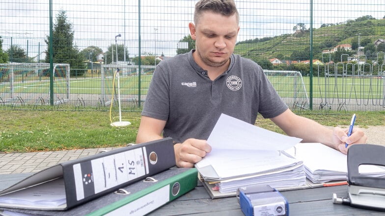 Felix Gärtner vom Radebeuler Fußballverein RBC 08 blickte mit Anspannung auf die Begegnung zwischen den Radebeuler Männern und der Mannschaft von Roter Stern Leipzig. Die ist vorerst abgesagt.