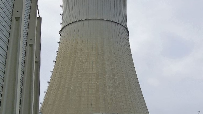 Errichtet werden soll BigBattery Lausitz am Fuße von einem der beiden großen Kühltürme des Kraftwerkes in Schwarze Pumpe.