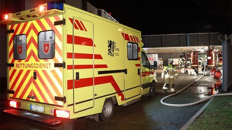 Der Rettungswagen brachte den verletzen Mitarbeiter ins Krankenhaus.