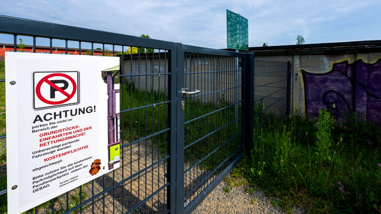 Anwohner in Bautzen-Stiebitz ärgern sich darüber, dass der Bereich am Spielplatz nahe der Rettungswache oft zugeparkt wird. Dabei weist ein Schild am Tor zum Spielplatz extra auf eine andere Parkmöglichkeit hin.