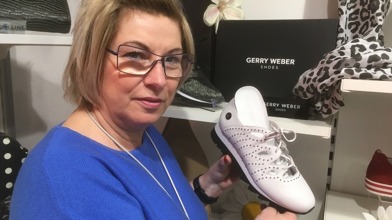 Ines Hanke verkauft in ihrer Löbauer Boutique auch Schuhe der Marke "Gerry Weber". Kunden können unbesorgt sein - die Schuhe gibt's weiterhin.