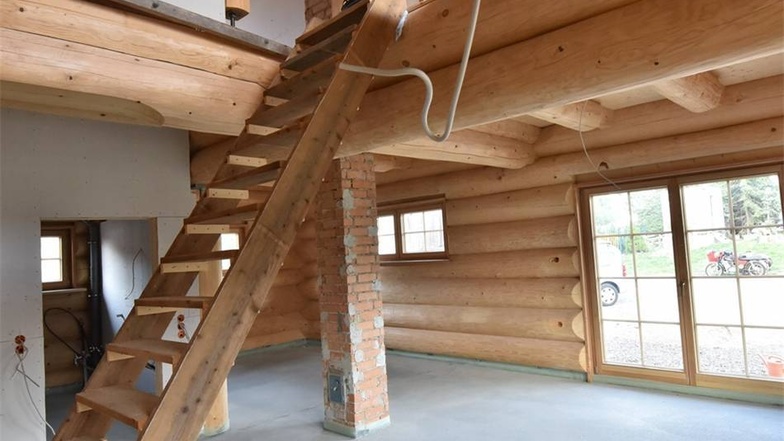 Offenes Wohnkonzept Udo Fischers hat sich für ein offenes Wohnkonzept entschieden. Noch führt eine Bautreppe nach oben. Die wird durch eine provisorische Holztreppe ersetzt, die in vier Jahren gegen eine „richtige“ Holztreppe“ ausgetauscht wird. Bis dahin soll sich das Haus gesetzt haben.