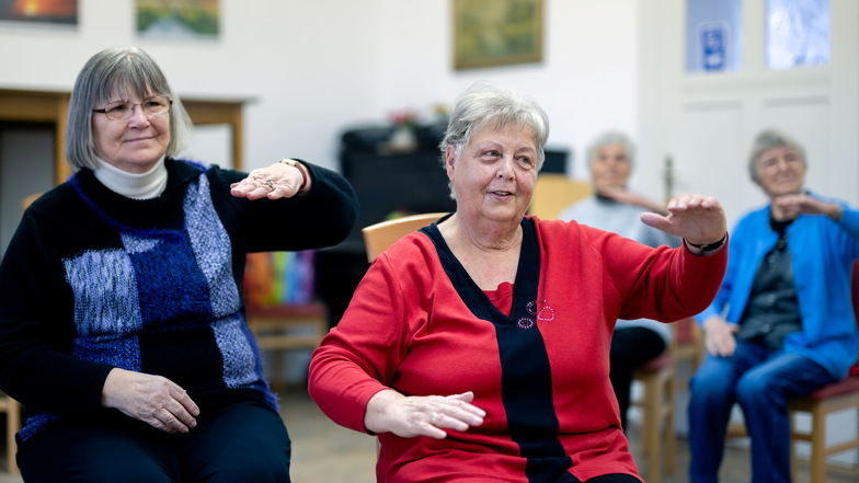 Regina Schramm (r.) und Brita Rentsch beim Sitztanz im Seniorenklub Bautzen. Das ist eins der Angebote, die ihnen helfen, sich nicht einsam zu fühlen.