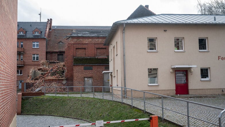 Auf diesem Foto, das Anfang Januar aufgenommen wurde, steht das Trafohaus noch, aber ein Teil liegt bereits in Trümmern.