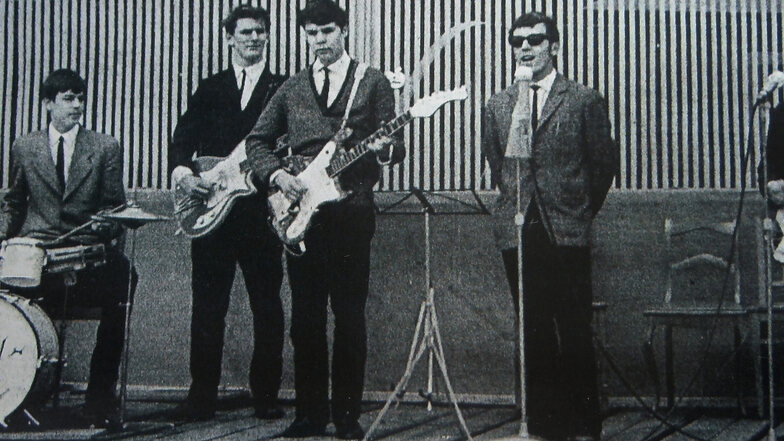 Schon als Jugendlicher machte „Muck“, hier am Mikrofon, Musik. 1965 trat er zum Beispiel mit seiner Band auf dem Alaunplatz auf.