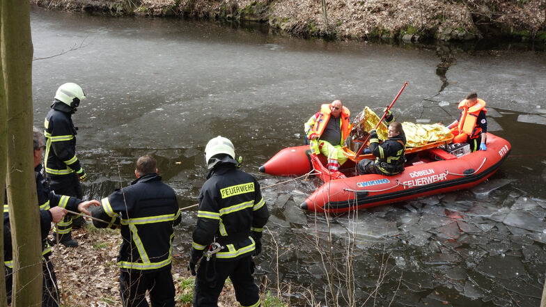 Was wie eine Übung aussieht, war eine Personenrettung. Im Februar holte die Feuerwehr einen verletzten 23 Jahre alten Waldarbeiter über den zugefrorenen Teich des Steinbruchs an den Klippen bei Mahlitzsch. Er war etwa 30 Meter tief abgestürzt.