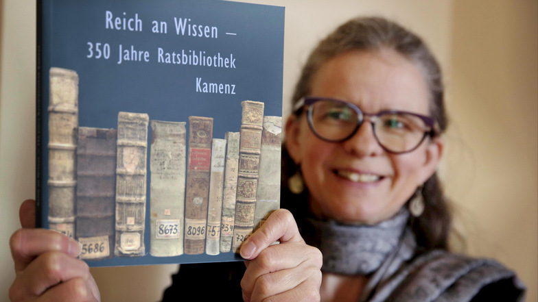 Dr. Sylke Kaufmann, die Leiterin der städtischen Sammlungen, präsentiert den Katalog „350 Jahre Ratsbibliothek Kamenz“. Er ist für
17 Euro zu haben.