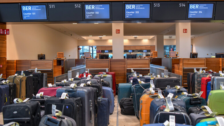 Viele Reisekoffer stehen zu Testzwecken vor Check-in-Schaltern im Terminalgebäude des Hauptstadflughafens Berlin Brandenburg Willy Brandt (BER).