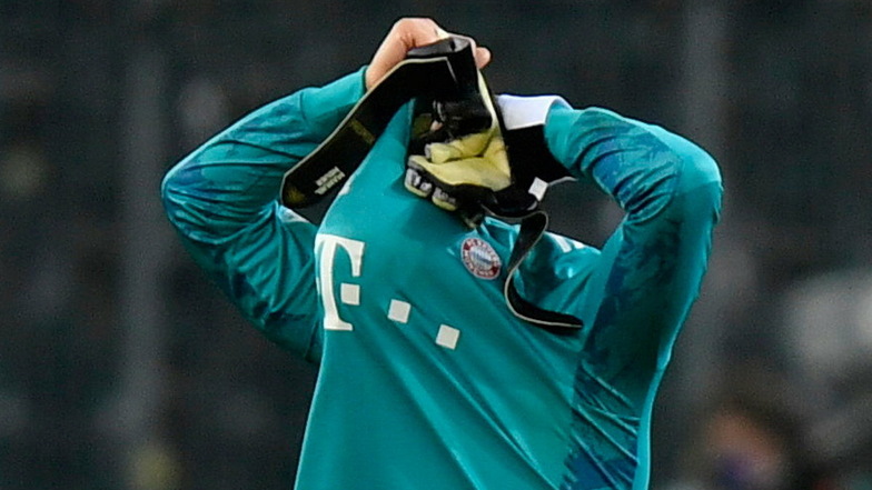 Das war nix: Bayern-Torwart Manuel Neuer steckt nach der 2:3-Pleite in Mönchengladbach den Kopf ins Trikot.