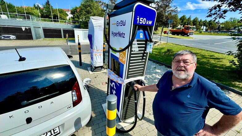 Ludwig Kern steht mit seinem Skoda Citigo an den Ladesäulen der enBW am Kaufland Zittau, die noch nicht in Betrieb sind.