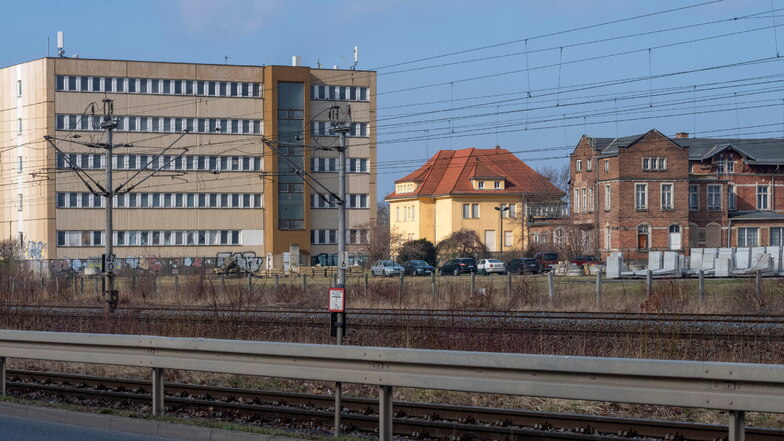 Drei Gebäude sind vom ehemaligen Zellstoffwerk Pirna noch übrig. Sie zu nutzen, ist offenbar schwierig.