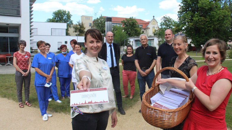 Manja Hollmann (l.), Pflegedienstleiterin im Bautzener Krankenhaus, nimmt 200 Restaurant-Gutscheine von Monika Vetter (r) und Katja Gerhardi entgegen. Sie wollen mit ihrer Aktion die Bautzener Gastronomie unterstützen.