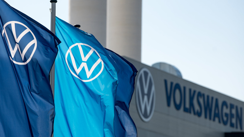 Volkswagen hatte Ende April zunächst in Zwickau, anschließend auch am Hauptsitz Wolfsburg und an mehreren weiteren europäischen Standorten mit einem vorsichtigen Neustart in der Fertigung begonnen.