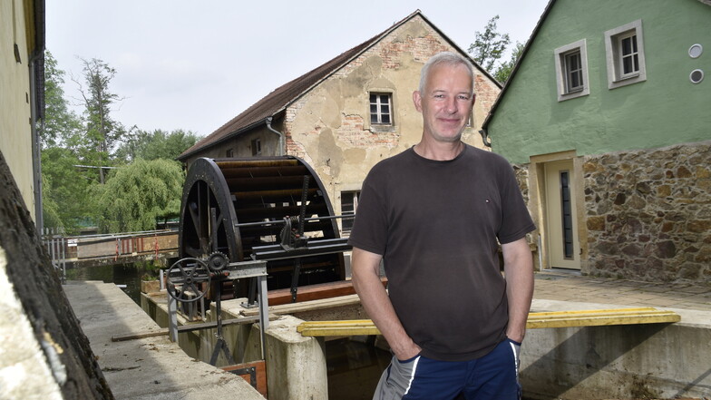Bauherr Reyk Mattick auf dem Mühlengelände. Das Wasserrad der alten Kornmühle in Medingen dreht sich nach fast 70 Jahren wieder.