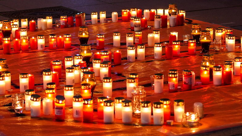 1.575 Kerzen gegen häusliche Gewalt standen für eine identische Zahl an Frauen und Kindern, die sich in Dresden deshalb Hilfe suchen mussten.