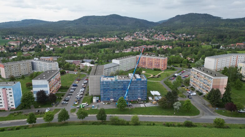 Das eingerüstete und derzeit im Rückbau befindliche Gebäude liegt in der Grundbachsiedlung Olbersdorf.