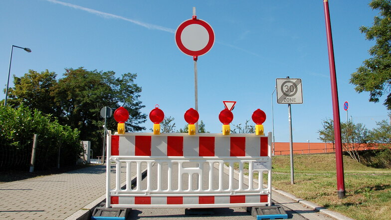 Wie auf diesem Symbolbild standen an der Pestalozzistraße Sperrbake und Fahrverbotsschild bereit, um die Fahrbahn wegen Asphaltarbeiten zu sperren. Symbolbild: