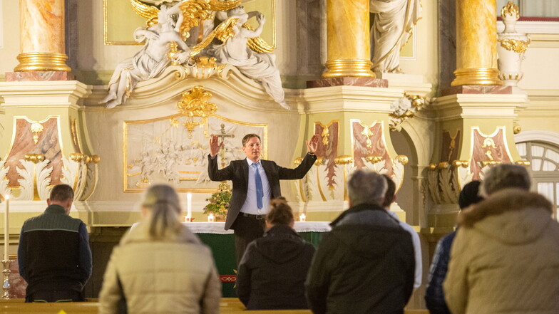 Friedensgebet am Mittwoch in der Marienkirche: Pfarrer Sebastian Zehme appellierte in seiner Predigt eindringlich an die Politik, eine friedliche Lösung im Ukraine-Konflikt zu finden.
