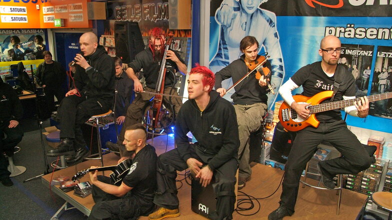 Auch CD-Premieren wie von der Band "Letzte Instanz" im Jahr 2006 fanden in der Altmarktgalerie (hier im Saturn-Markt) schon statt.
