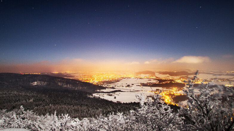 Klare Sicht herrscht vom Gipfel der Lausche auf die beleuchteten Orte in den Tälern. Foto: Matthias Teichgräber